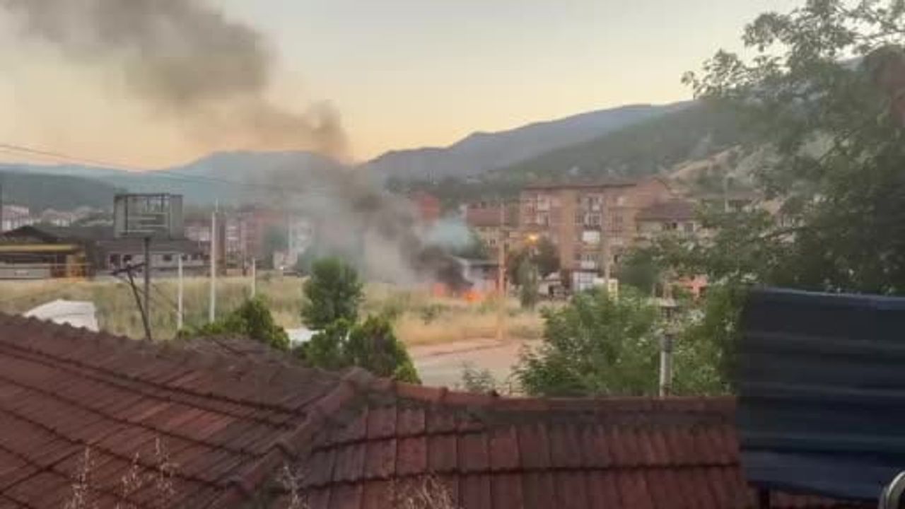 Otluk alanda çıkan yangın Karabük'te itfaiyenin müdahalesiyle büyümeden söndürüldü