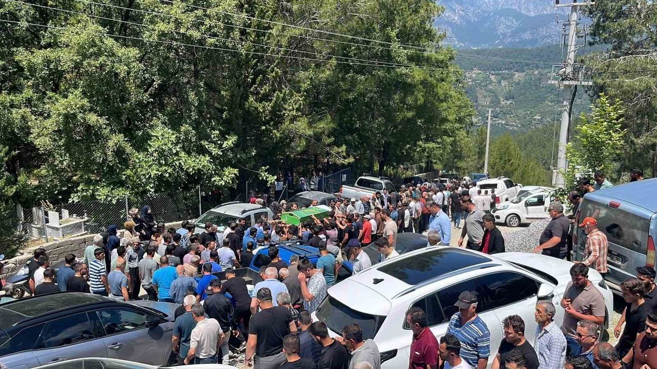 Otobüs kazasında hayatını kaybeden hafız Merve Erik Alanya’da toprağa verildi