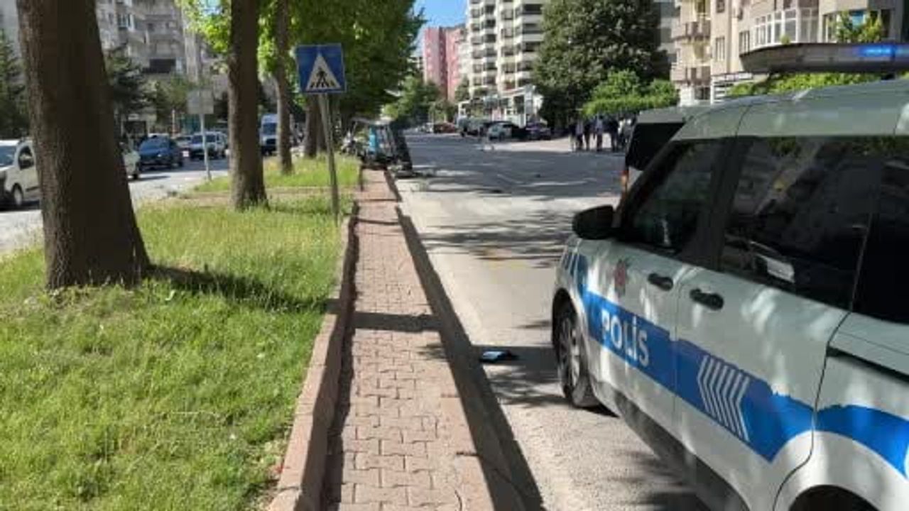 Otomobil ile moped çarpıştı: 5 yaralı