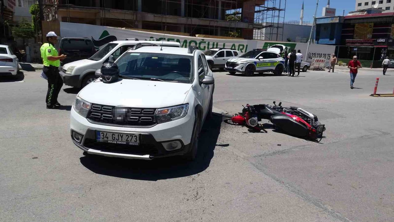 Otomobil ile motosikletin çarpıştığı kazada 1 kişi yaralandı