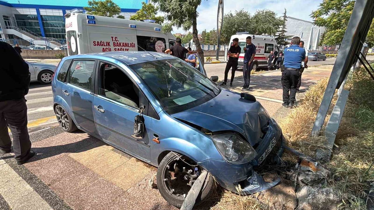 Otomobil kaldırıma çıkarak reklam tabelasına çarptı: 2 yaralı