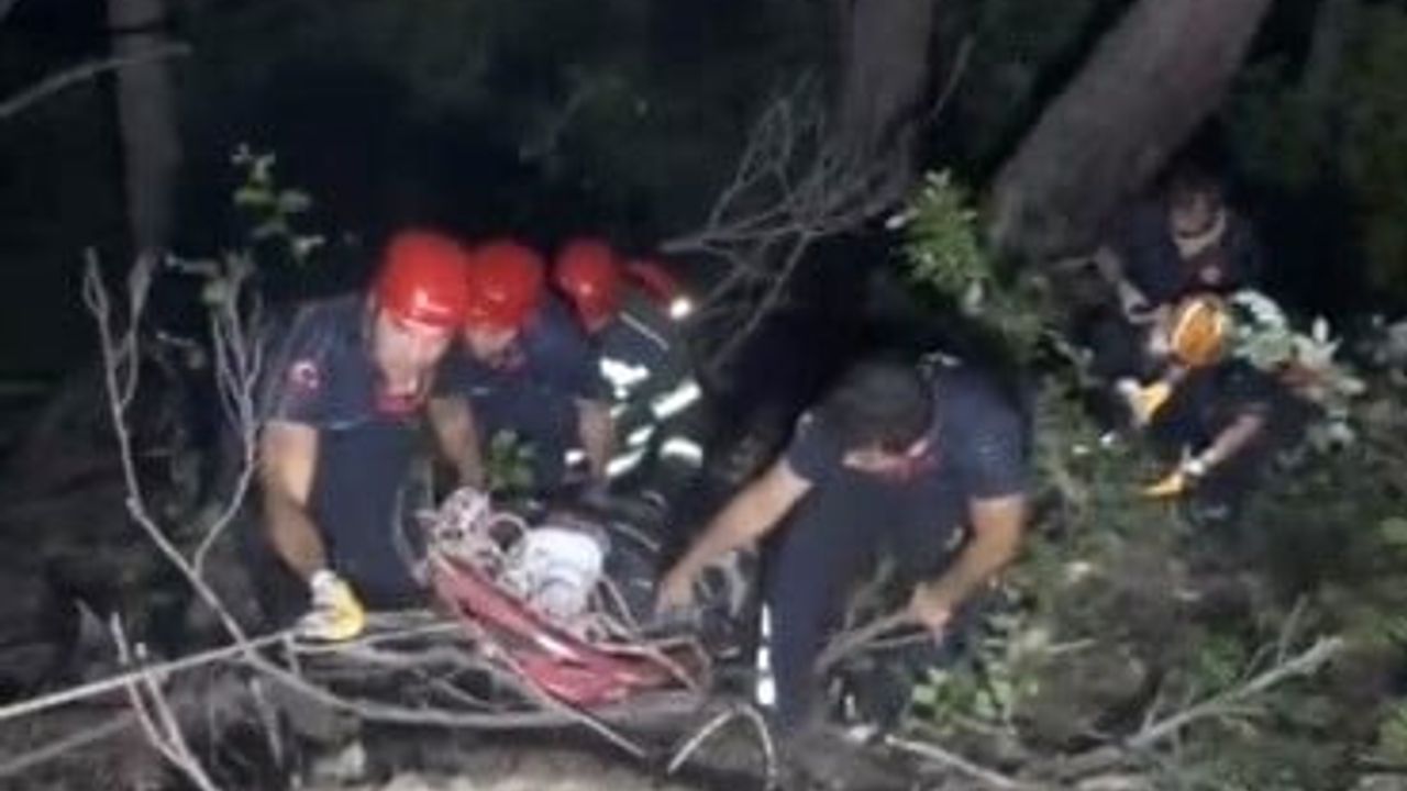 Otomobil uçuruma yuvarlandı: 3 kişi 100 metrelik uçurumdan kurtarıldı
