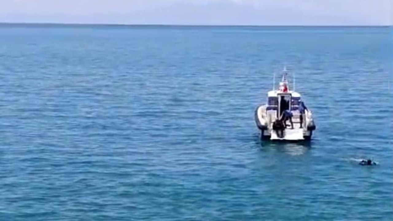 Otomobil Van Gölü'ne uçtu: sürücü yaralı kurtarıldı