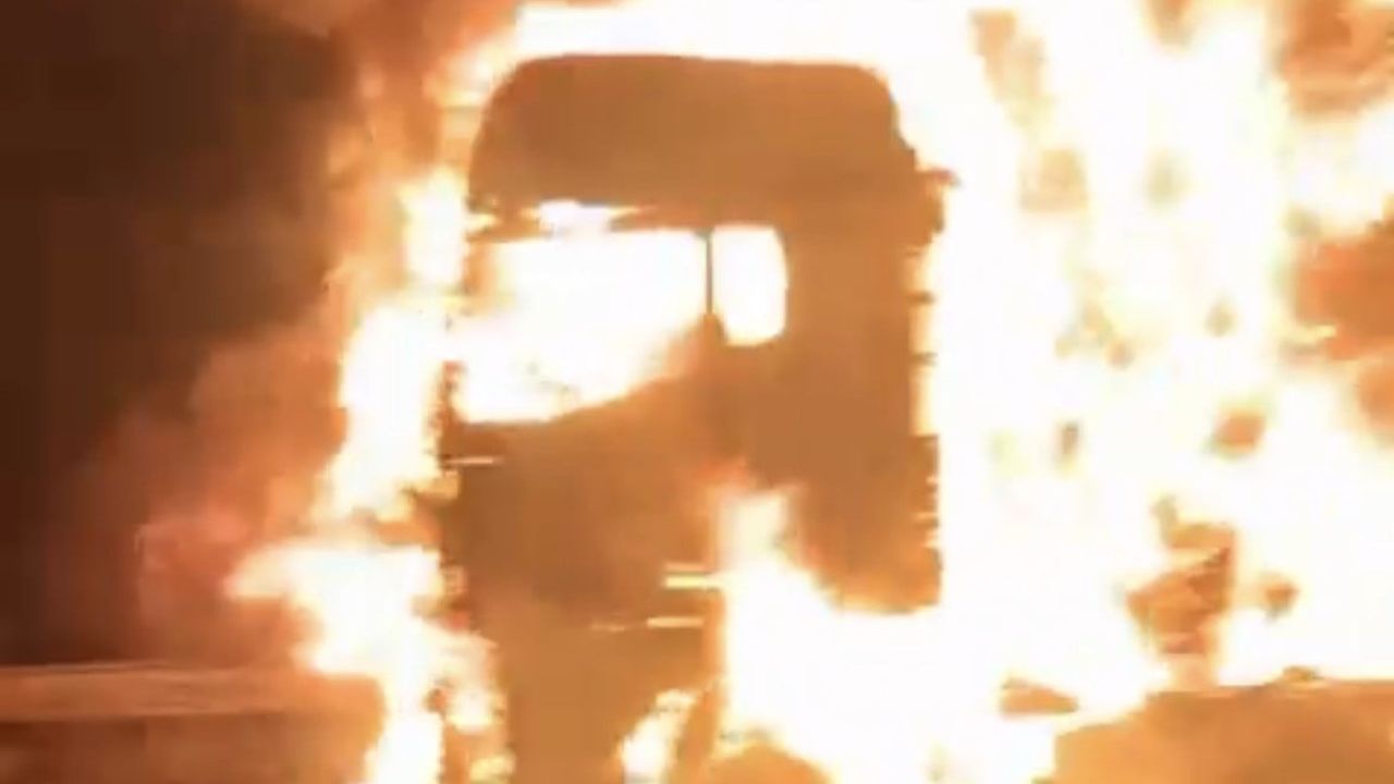 Otoyolda motoru yanan tır kullanılamaz hale geldi