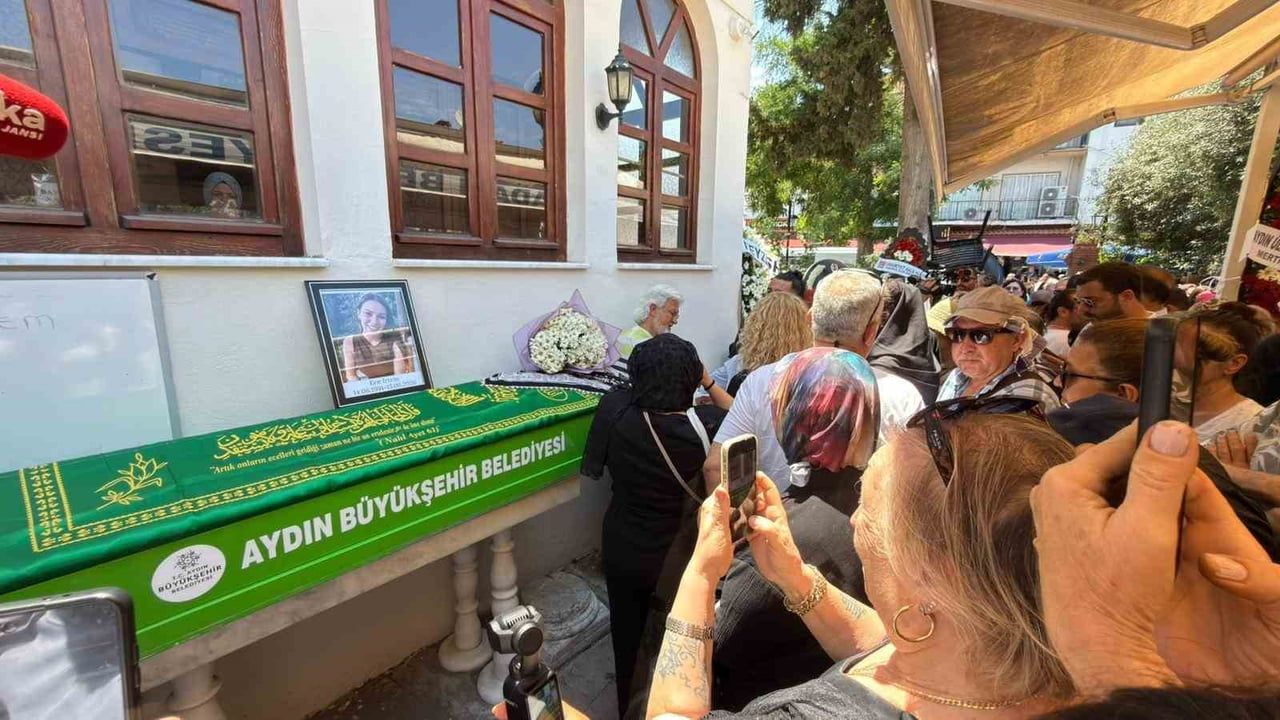 Oyuncu Ece İrtem Kuşadası'nda son yolculuğuna uğurlandı