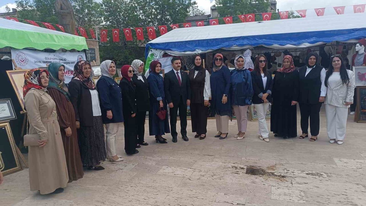 Özalp Halk Eğitim Merkezi'nin yılsonu sergisi yoğun ilgi gördü