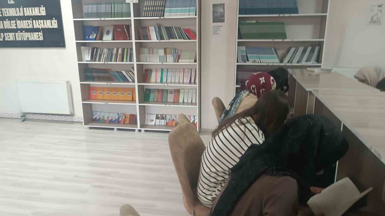 Özalp’te Diyanet Etüt Merkezi ve Kütüphane öğrencilerin yoğun ilgisini görüyor