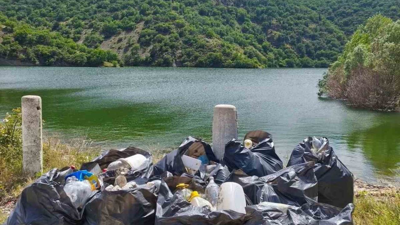 Özburun göletindeki kirlilik el birliğiyle temizlendi
