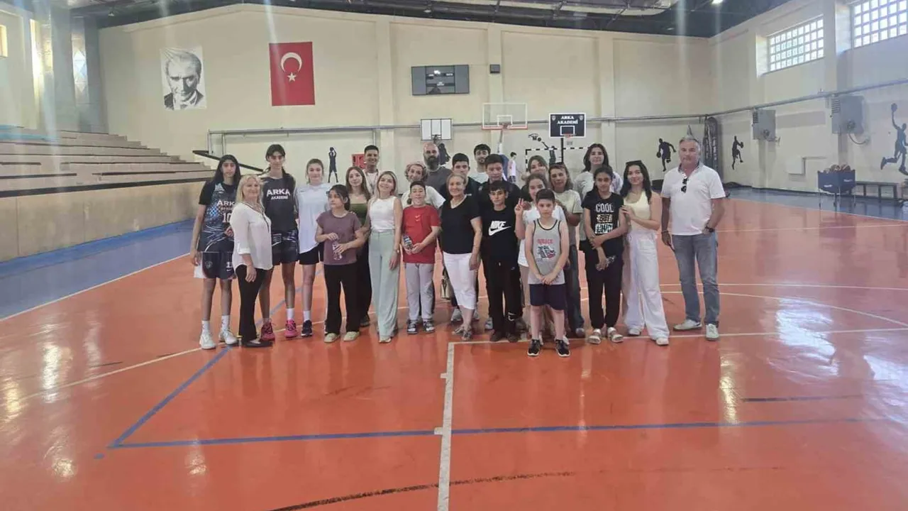Özel eğitim öğrencileri Balıkesir'de antrenman yapıp basketbolun keyfini yaşadı