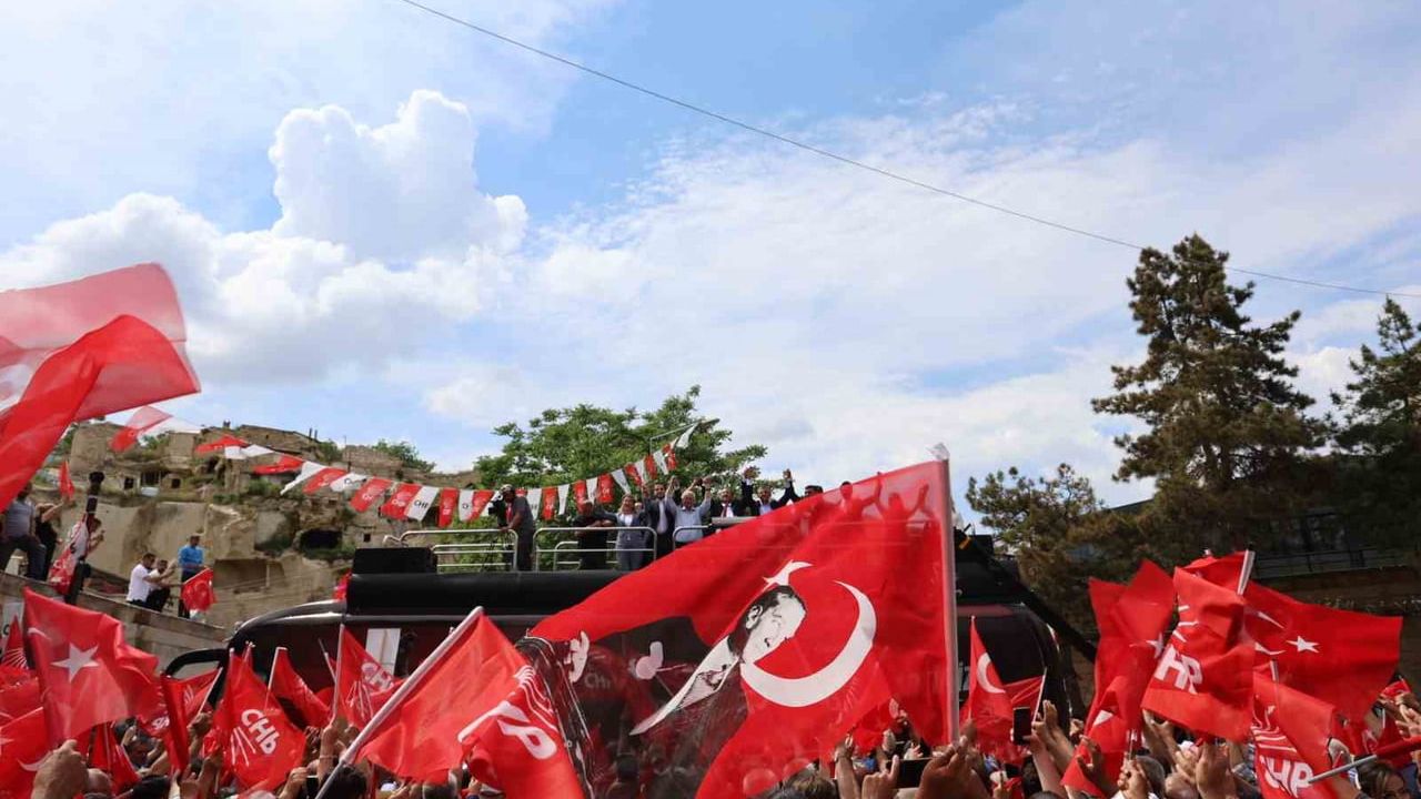 Özgür Özel'den Mustafapaşa'da birlik çağrısı: CHP'nin seçilmiş genel başkanı olduğunu vurguladı