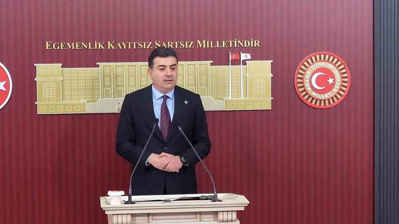 Özgür Özel ekibi Meclis’te grup toplantısı ısrarını sürdürüyor