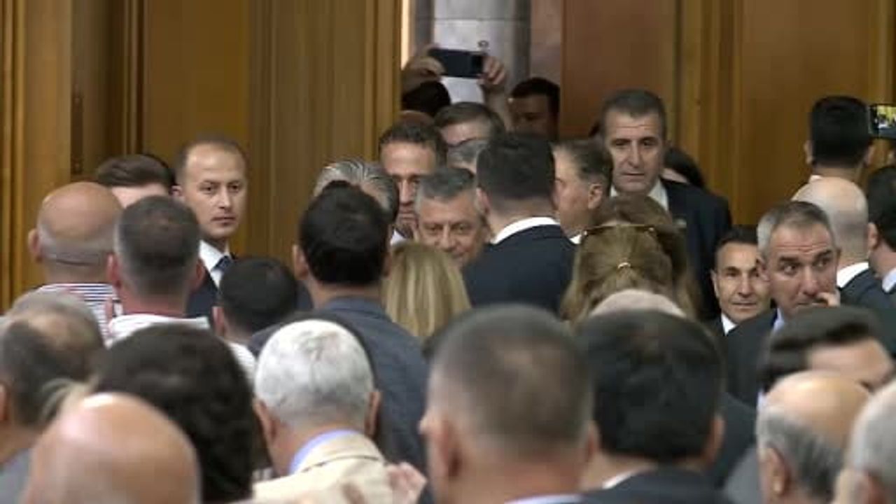 Özgür Özel: kurultay imzaları teslim edildi, kararı bekliyoruz