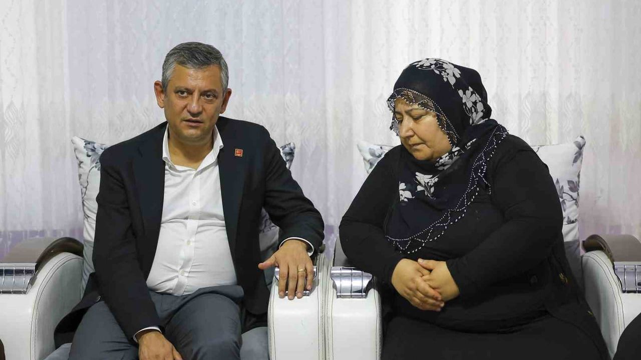 Özgür Özel, Rojin Kabaiş’in ailesini Diyarbakır’da ziyaret etti