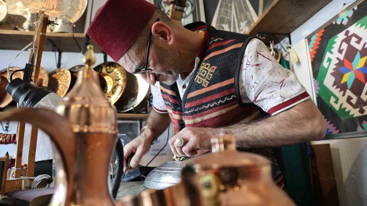 Pandemiyi fırsata çevirdi: Sivas'ta bakır işlemeciliğinin ustası oldu
