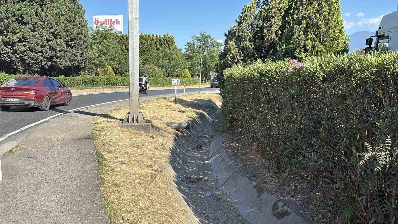 Panelvan yön tabelasına çarptı: 1 ölü, 2 yaralı