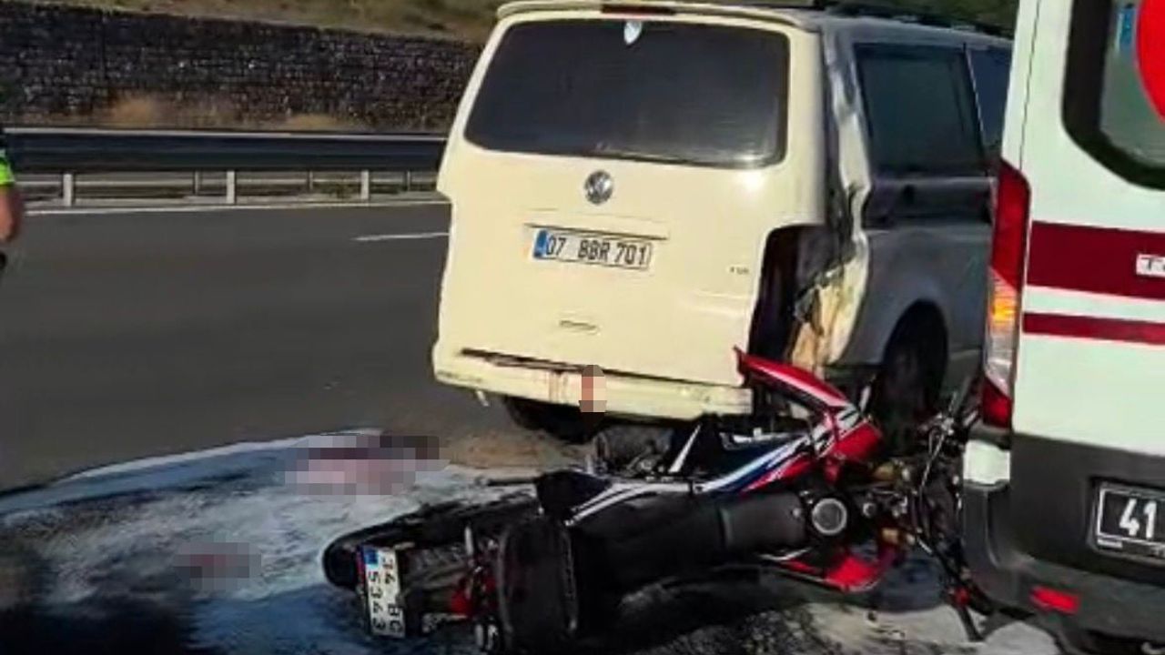 Panelvana çarpan motosiklet sürücüsü İzmit'te ağır yaralandı