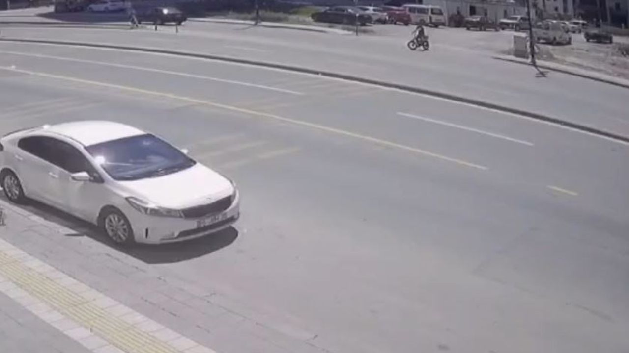 Panelvanın çarptığı elektrikli bisiklet sürücüsü ağır yaralandı