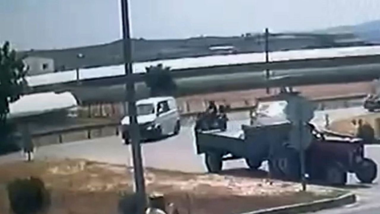 Panelvanın hatalı dönüşü motosiklet sürücüsünü ağır yaraladı