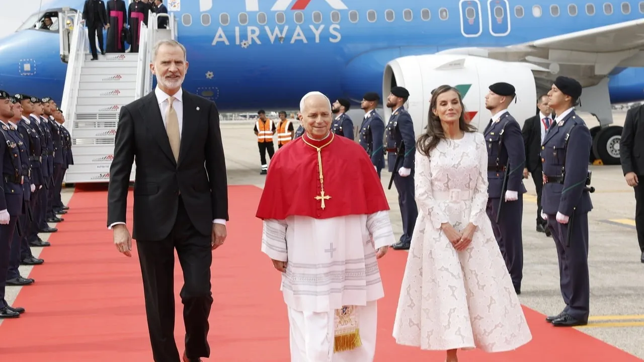Papa 14. Leo, İspanya'da Kral VI. Felipe ve Kraliçe Letizia tarafından resmi törenle karşılandı