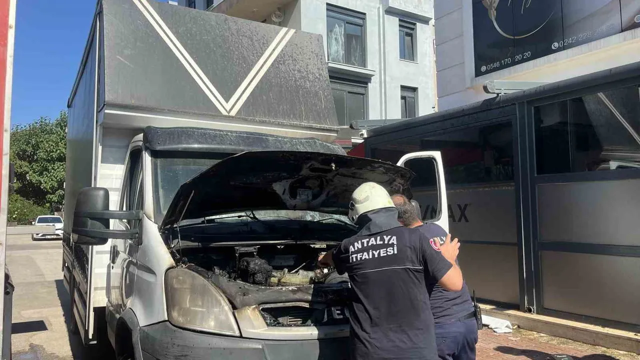Park halindeki nakliye kamyonunda motor yangını