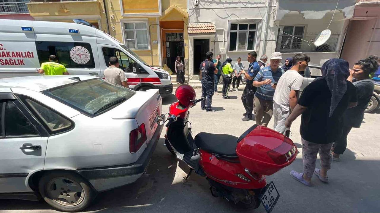 Park yerinden çıkan otomobile motosiklet çarptı: anne ve kızı yaralandı