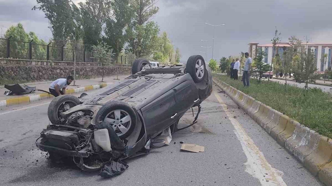 Patnos’ta Trafik Kazası: Otomobil Orta Refüje Çarparak Takla Attı, Sürücü Hastaneye Kaldırıldı