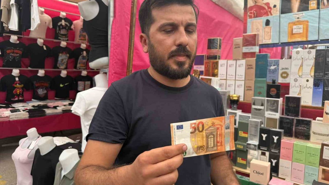 Pazarda sahte döviz ve altınlarla alışveriş yapmaya çalıştı, esnaf ve zabıtanın dikkatiyle yakalandı
