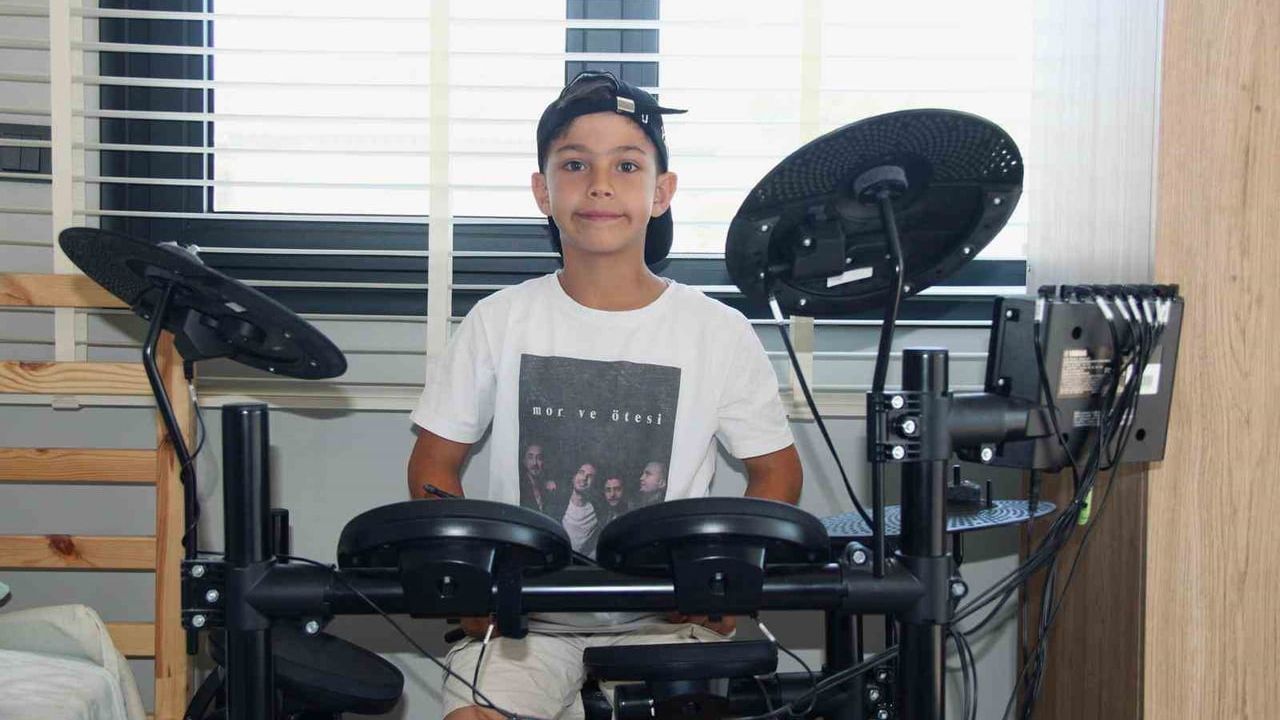 Pazardaki oyuncak davulla başladı, 9 yaşında okul orkestrasının ritmini belirledi