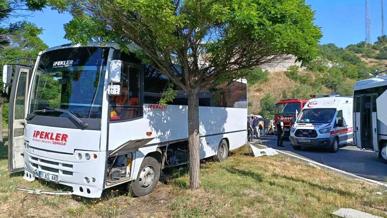 Pazaryeri kavşağında işçi servisi ile hafif ticari araç çarpıştı