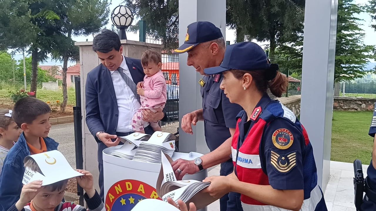 Pazaryeri'nde jandarmadan öğrencilere trafik eğitimi ve araç tanıtımı