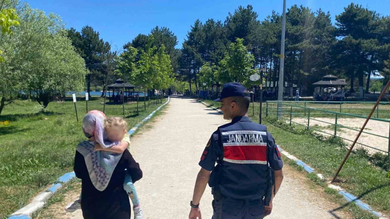 Pelitözü Gölpark’ta kaybolan çocuğu jandarma buldu