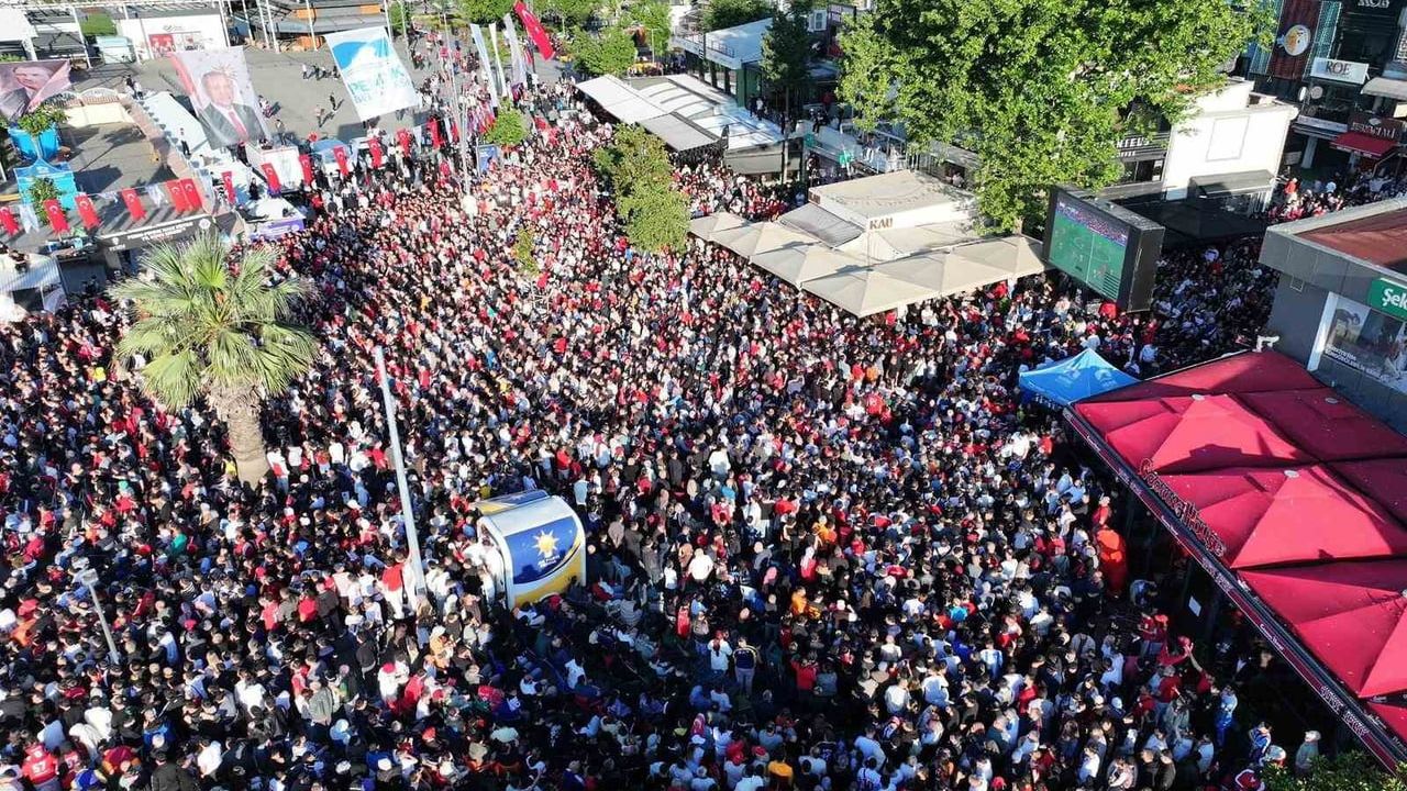 Pendik’te 20 bin kişilik milli heyecan havadan görüntülendi