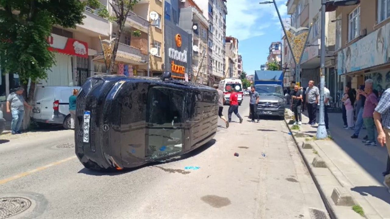 Pendik’te takla atan otomobil park halindeki araca çarptı; sürücü hafif yaralandı