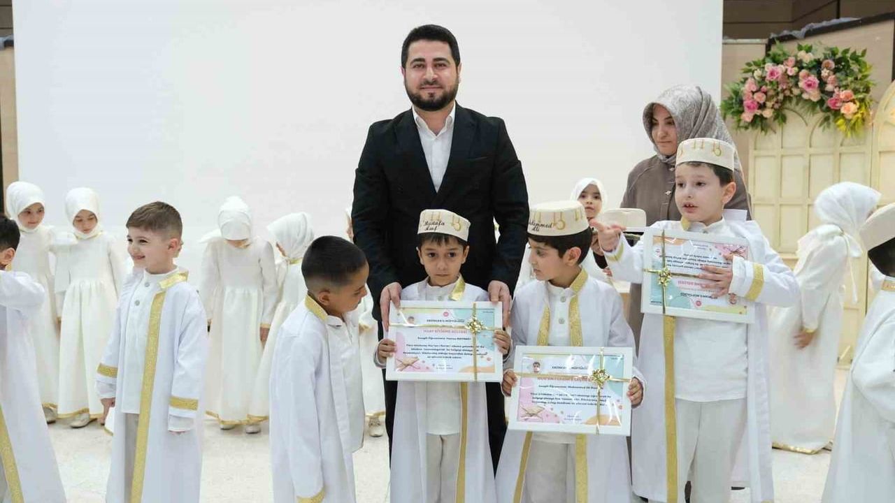 Pîr-i Sâmî 4-6 Yaş Kur’an Kursu yıl sonu programında miniklerin Kur’an sevinci