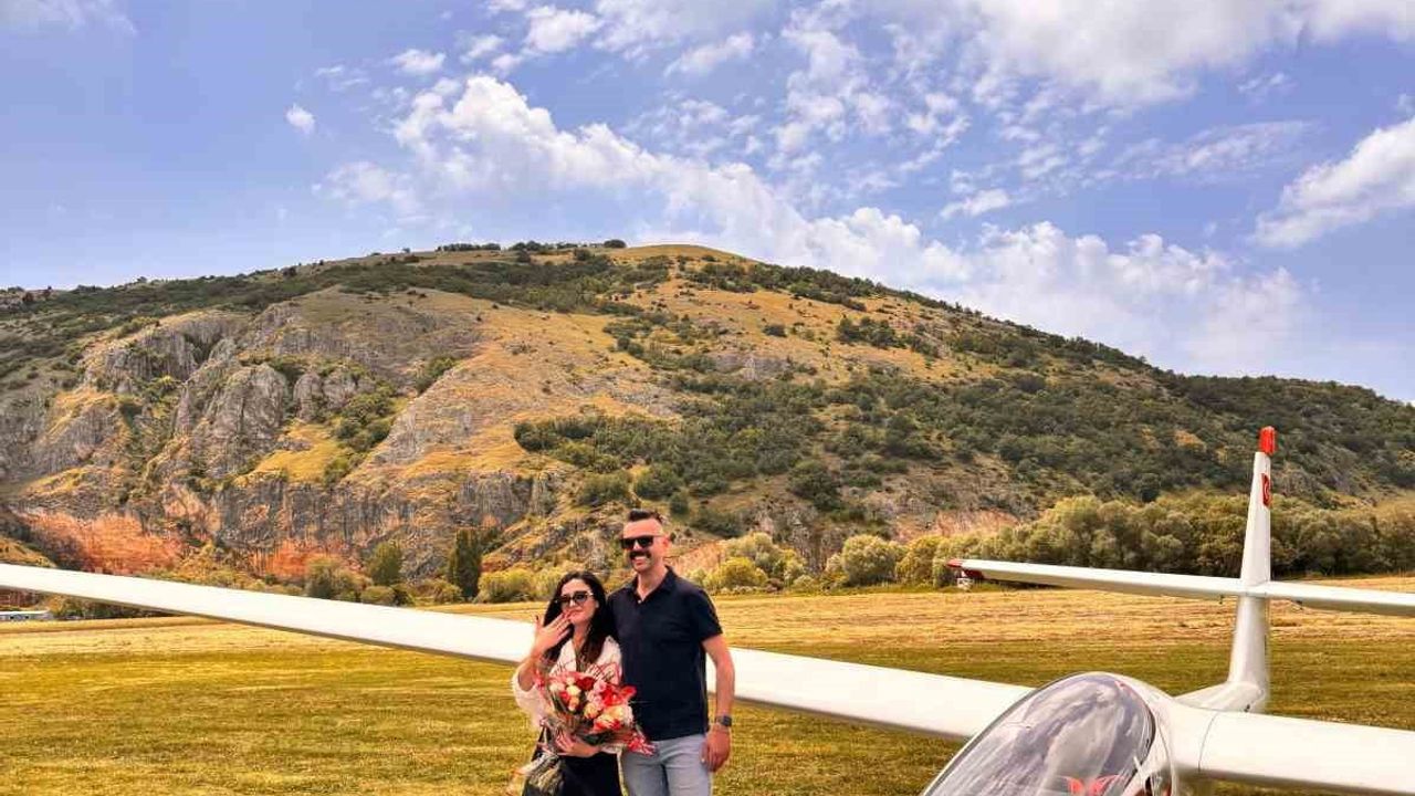 Planörle telsiz evlilik teklifi: 800 metre yükseklikte 'evet' yanıtı