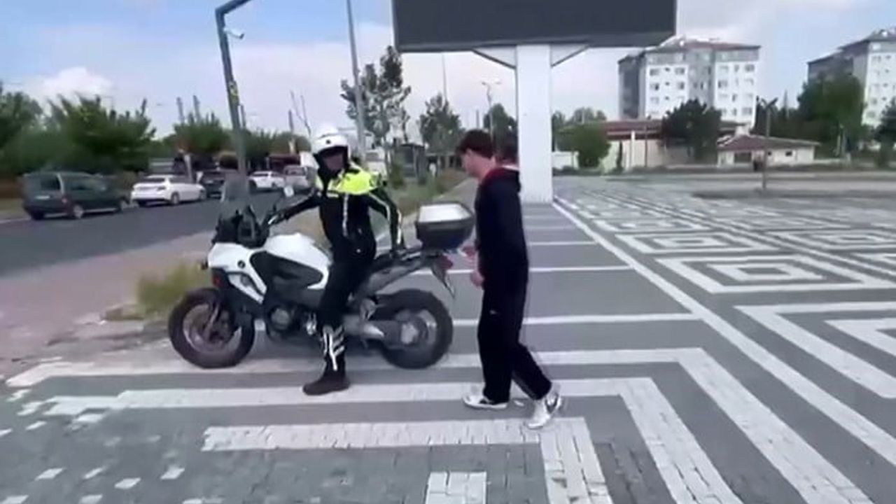Polis ekipleri geç kalan LGS öğrencilerini okula yetiştirdi