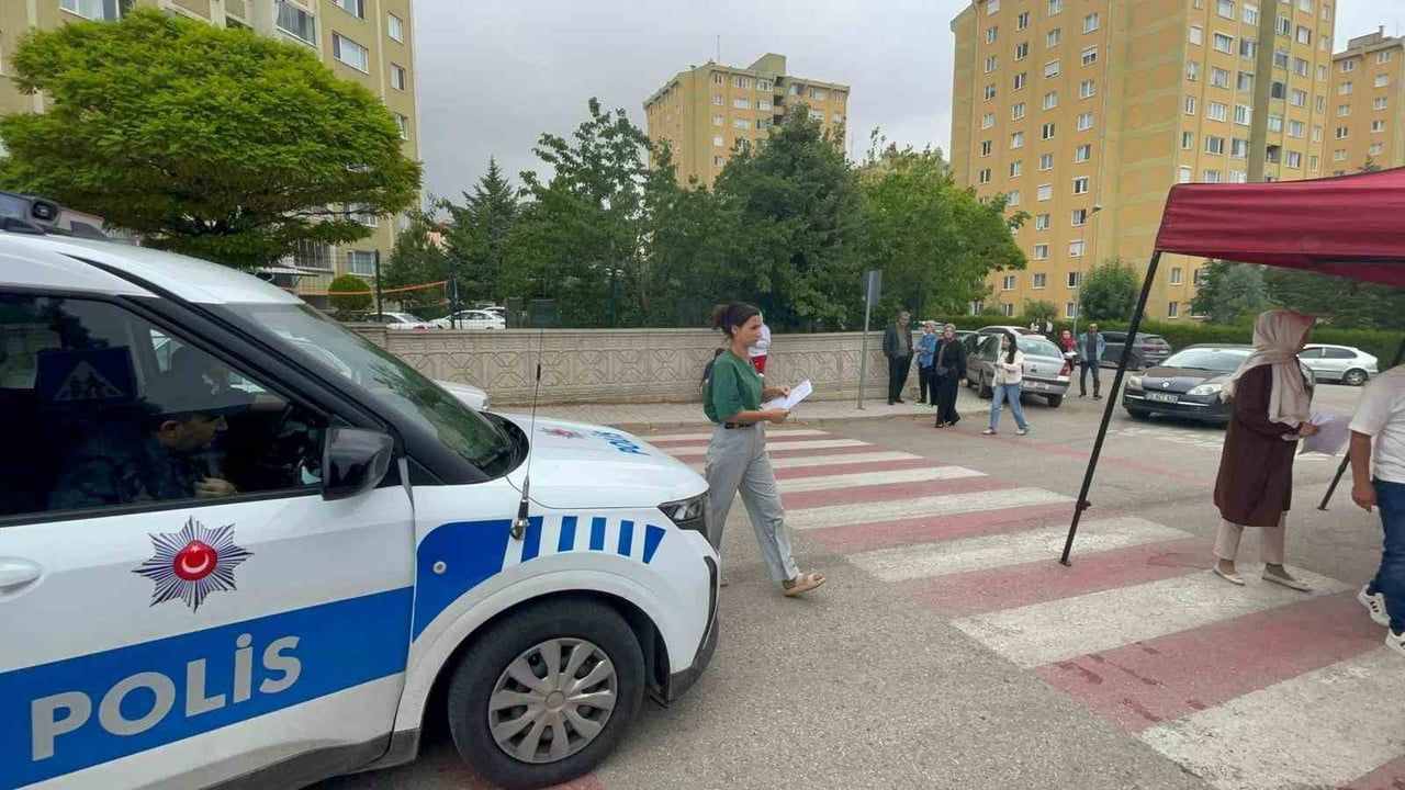 Polis kimliğini evde unutan adayı sınava yetiştirdi