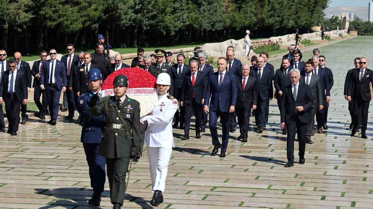 Polonya cumhurbaşkanı Karol Nawrocki Anıtkabir'i ziyaret etti