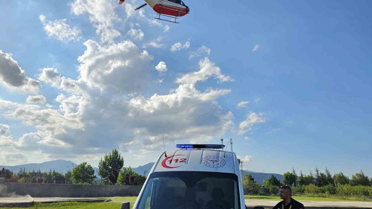 Prematüre ikiz bebeklerden biri helikopter ambulansla Niğde'ye nakledildi
