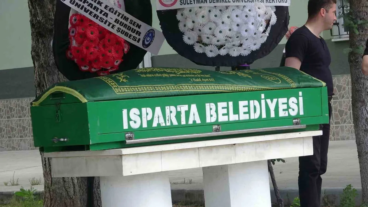 Prof. Dr. İsmail Kır zincirleme kazada yaşamını yitirdi; Isparta'da son yolculuğu yapıldı