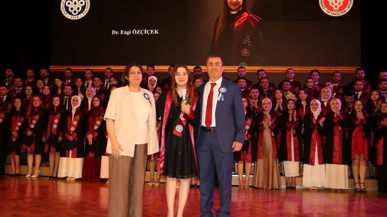 Profesör anne ve babanın gurur günü: kızları da doktor oldu
