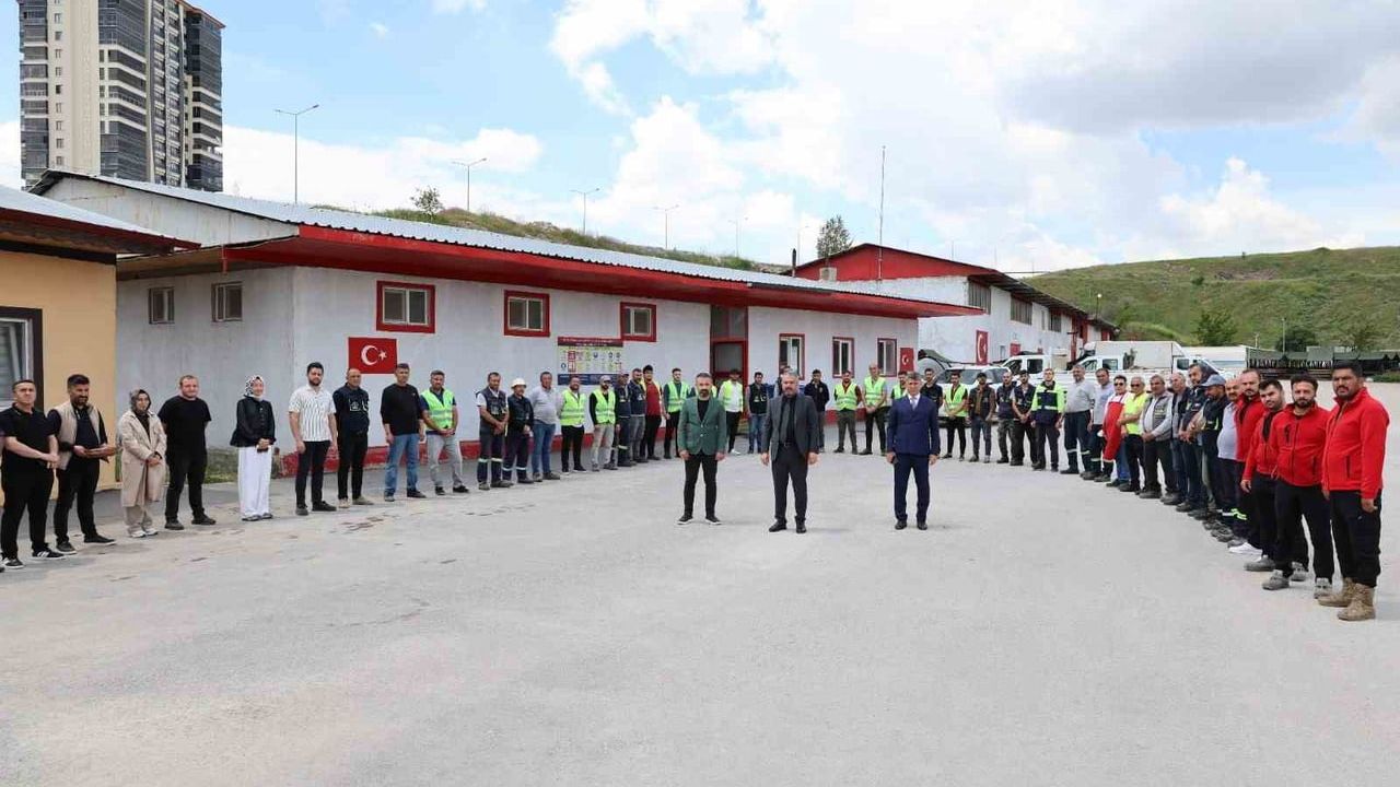 Pursaklar Belediye Başkanı Ertuğrul Çetin, 9 günlük Kurban Bayramı tatili sonrası personelle bayramlaştı