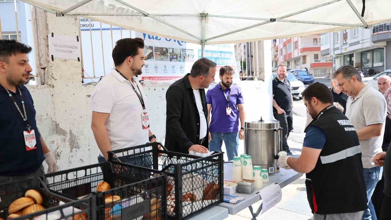 Pursaklar Belediyesi'nden YKS adaylarına ve ailelerine çay, simit ve poğaça ikramı