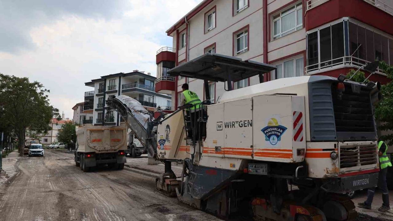Pursaklar’da asfalt atağı: İlçe genelinde yol yenileme ve asfalt serimi
