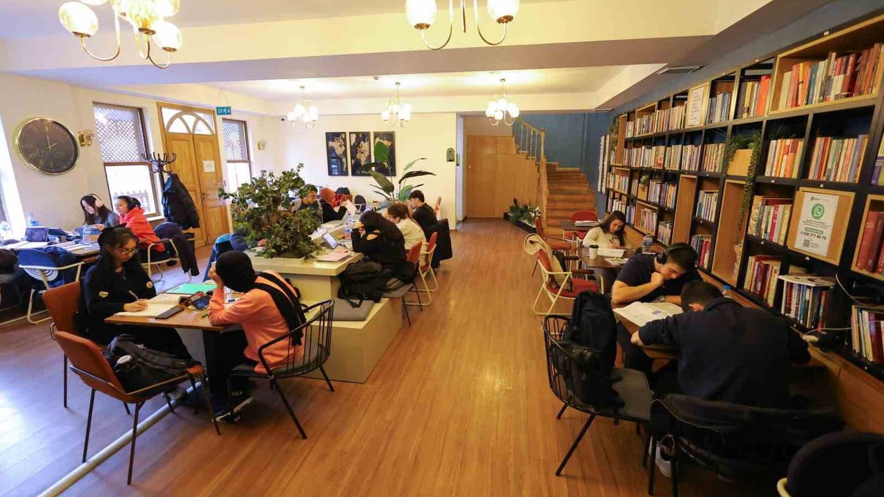 Rasathane Kitap Kafe Samsun'da artan ilgiyle gençlerin tercihi