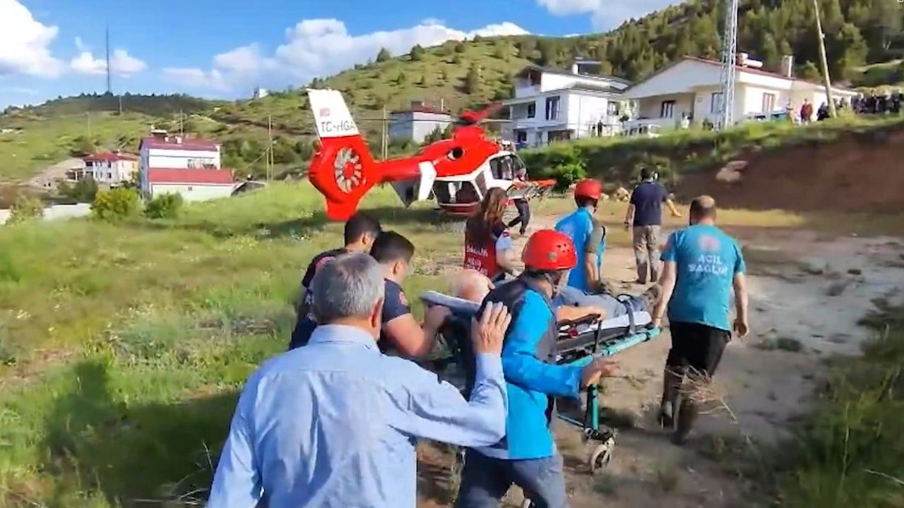 Refahiye'de Göğüs Ağrısı Şikayeti: 70 Yaşındaki Hasta Hava Ambulansıyla Erzincan'a Sevk Edildi