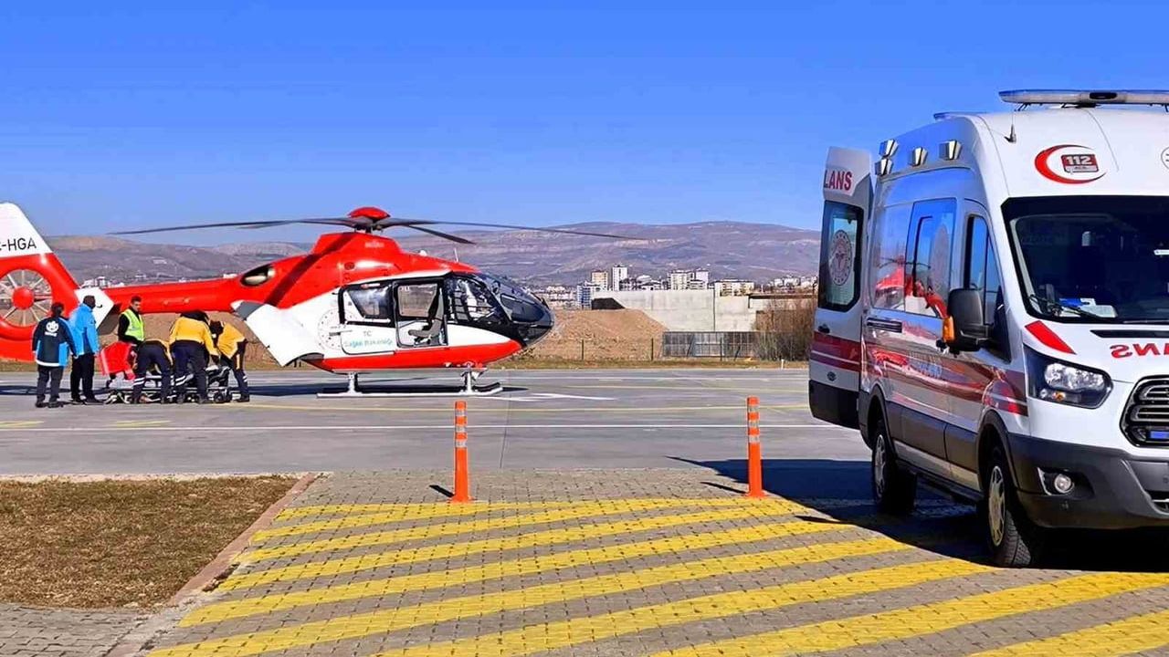 Refahiye'de nefes darlığı yaşayan hasta ambulans helikopterle Erzincan'a sevk edildi