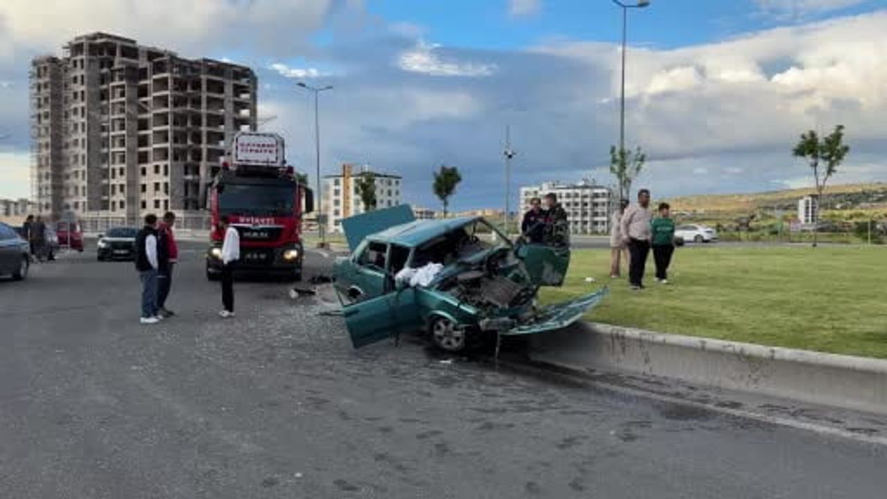 Refüje çıkan otomobil hurdaya döndü: 1'i ağır 4 yaralı