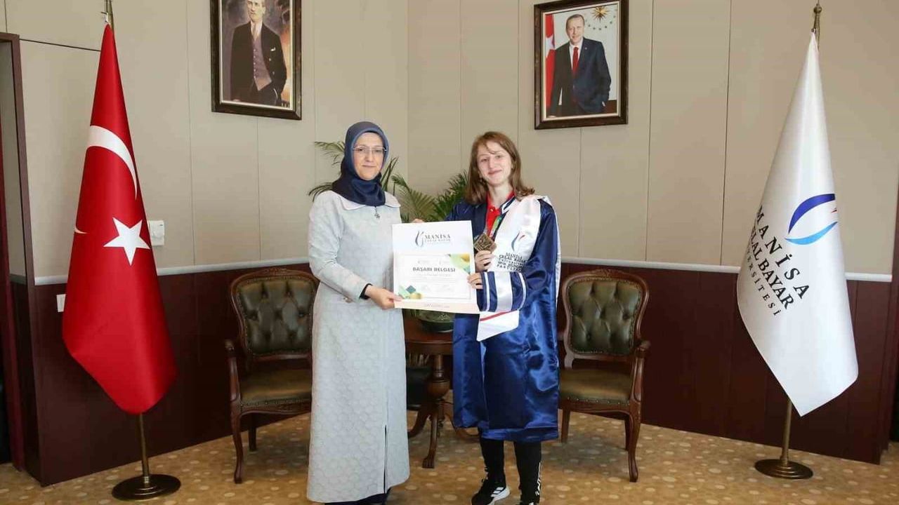 Rektör Kibar dünya şampiyonu Nurbade Büber'i makamında ağırladı