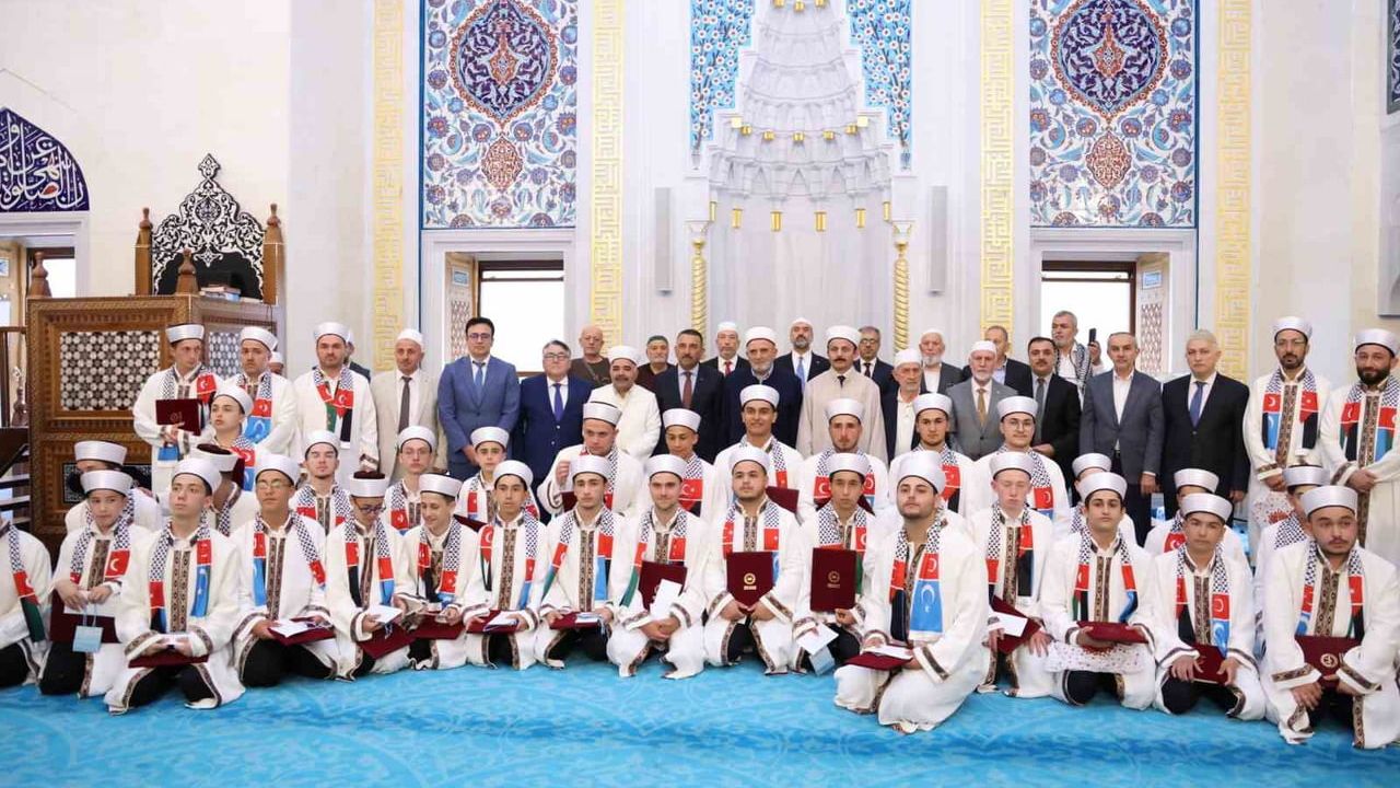 Rektör Özölçer hafızlık icazet merasimi'nde genç hafızların sevincine ortak oldu